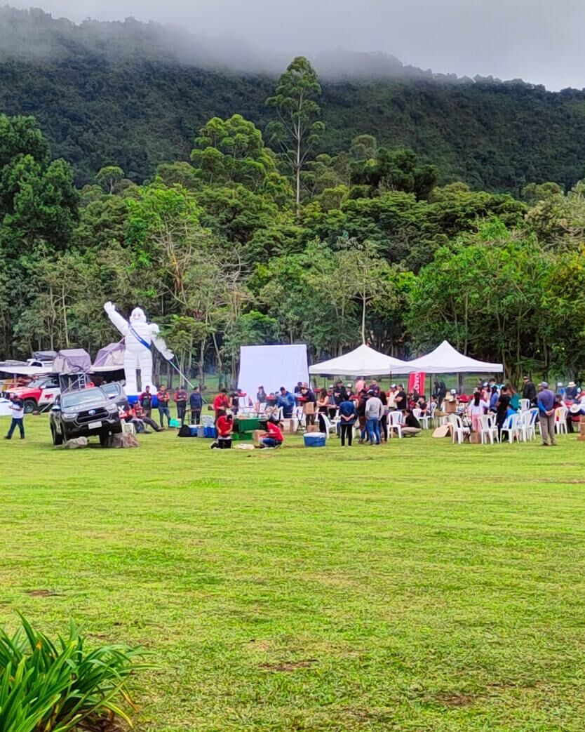 Familias reunidas en el campamento base de un evento de propietarios
