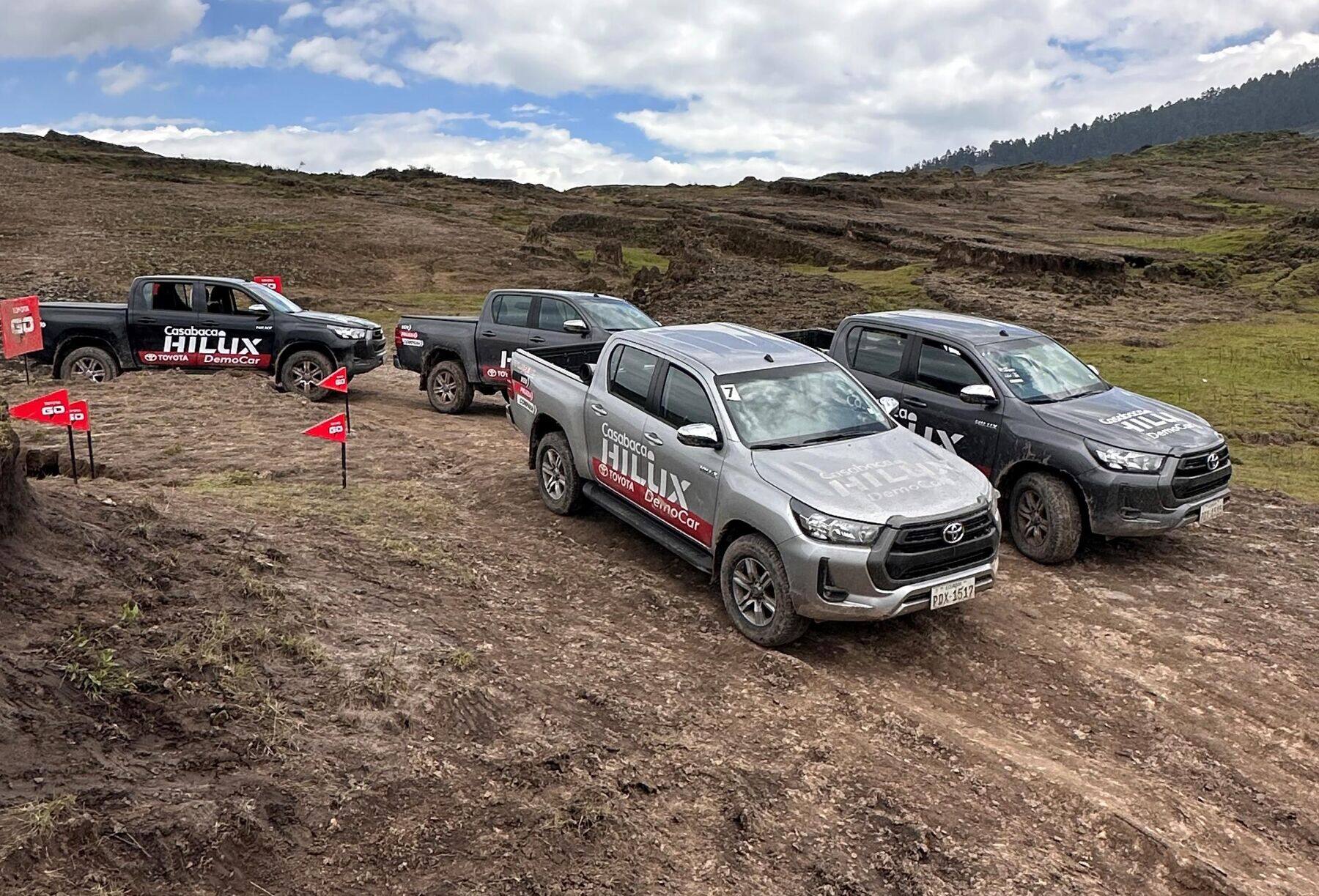 Flota de camionetas Toyota Hilux durante un paseo de propietarios en terreno de montaña