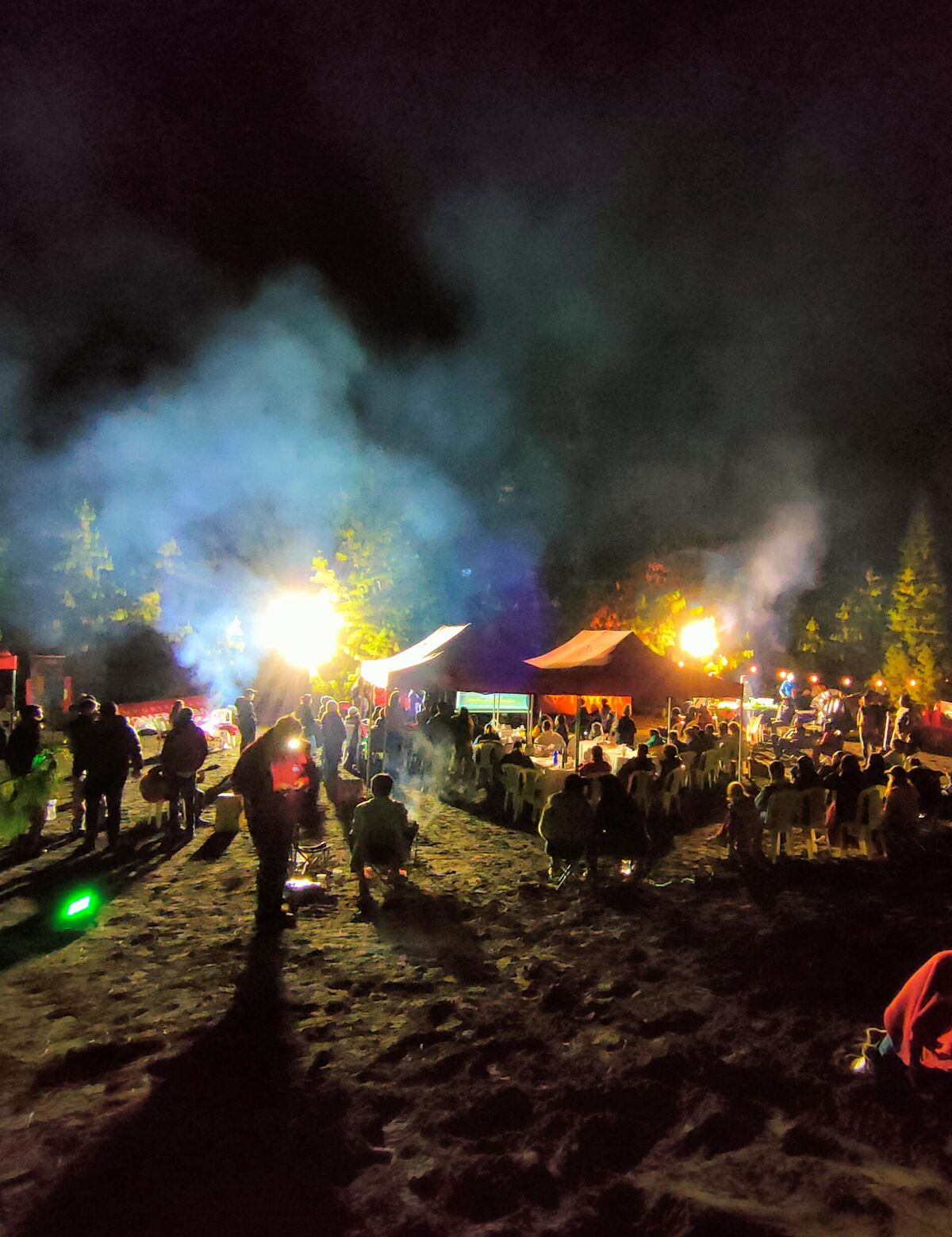 Actividad nocturna del evento con carpas iluminadas y asistentes
