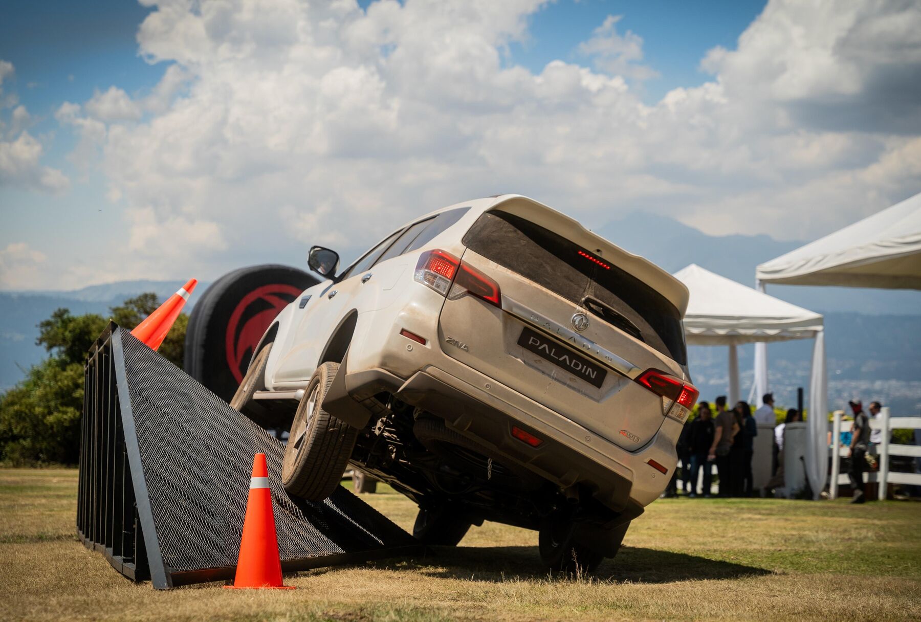 SUV Dongfeng Paladin subiendo una rampa de inclinación en una activación de marca