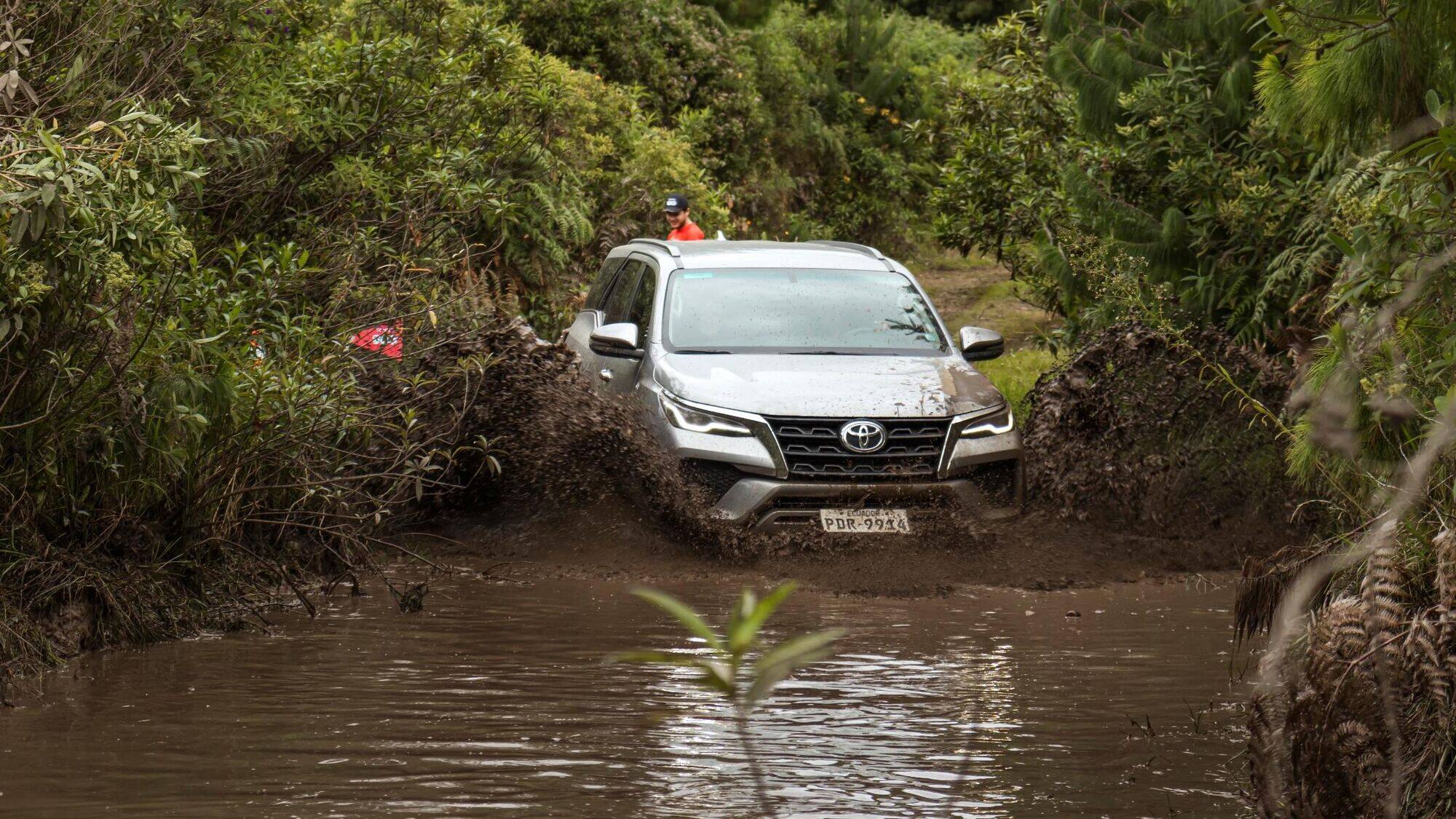 Camioneta Toyota Fortuner cruzando un paso de lodo y agua durante un evento de manejo de AutoNation