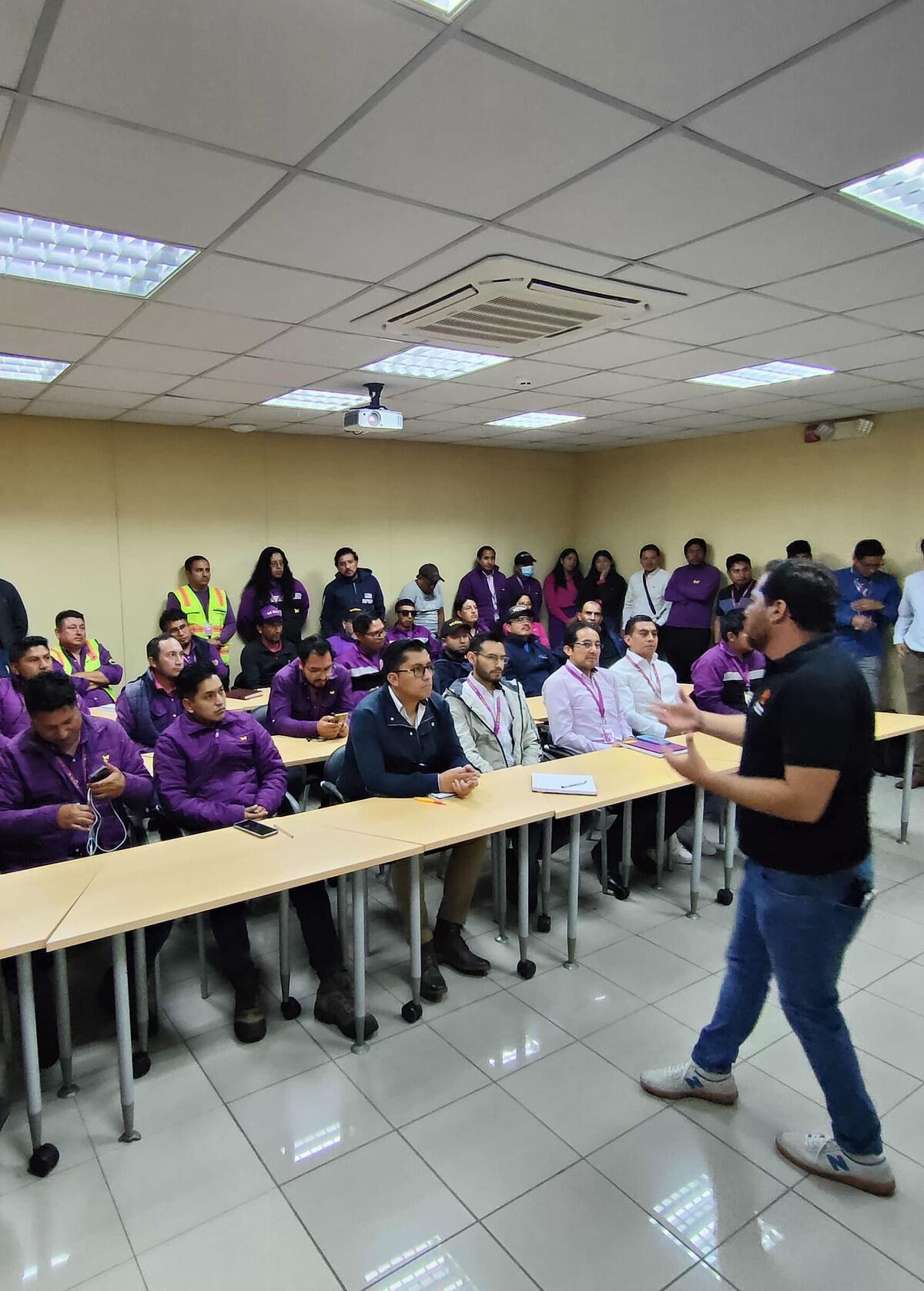 Capacitación en aula a personal operativo de una empresa