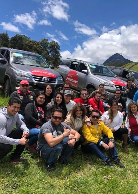 Foto grupal de un equipo al finalizar una jornada de team building