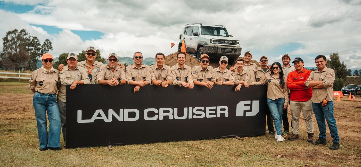 Staff del evento Land Cruiser FJ junto al backing de la marca